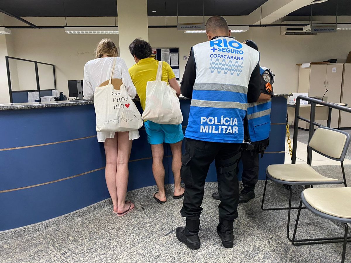 Agentes Do Programa Rio Seguro Prendem Dois Homens Em Copacabana