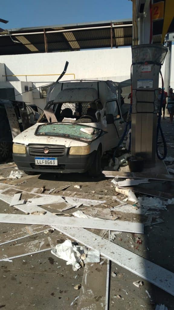 Carro Explode Em Posto De Gasolina No Bairro De Paci Ncia Di Rio Do