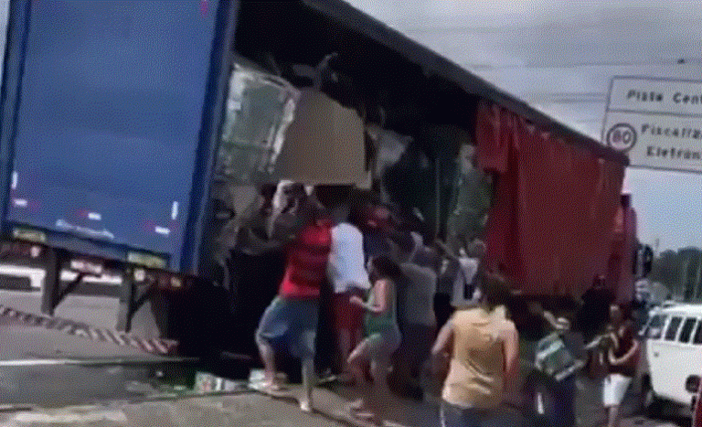 Caminh O De Cerveja Tomba Na Av Brasil E Carga Saqueada Di Rio Do