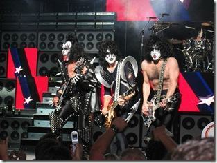 800px-KISS_in_concert_Boston_2004