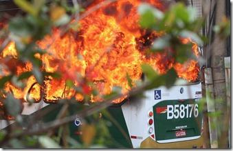 Ônibus incendiado no Jacarezinho por Lorena Araujo via Globo Online