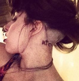 Lady Gaga tatua Rio no pescoço