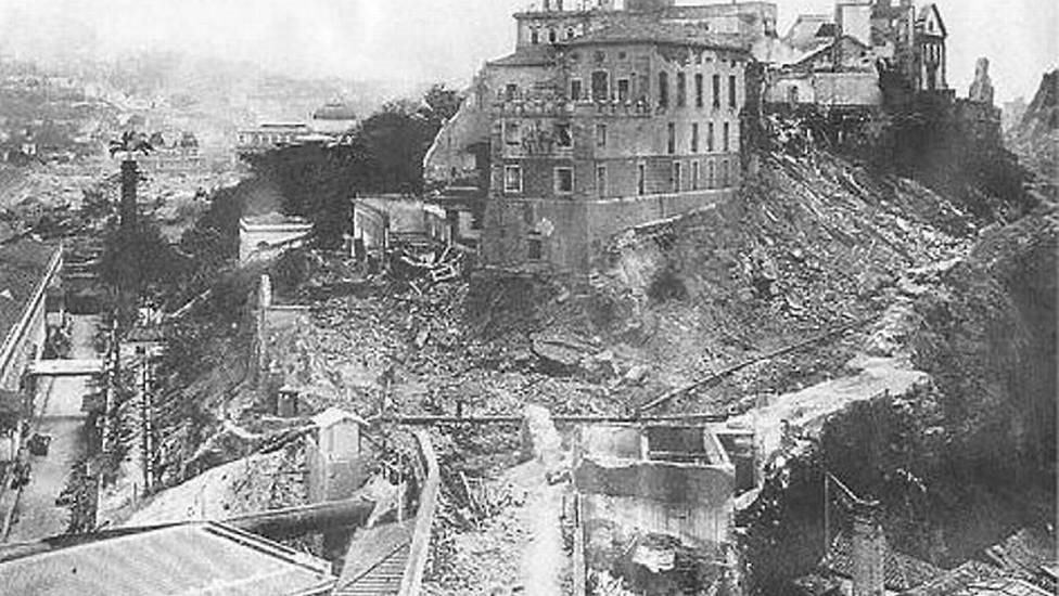 Vista parcial do Morro do Castelo com as obras de sua demolição em andamento.