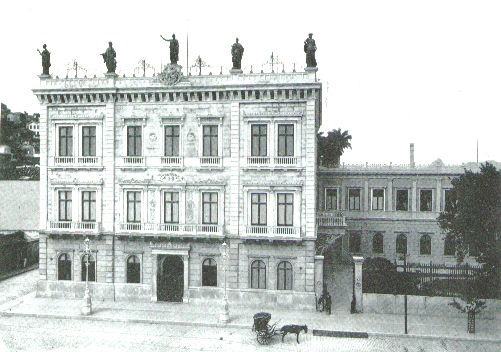 Foto do palácio em 1897, com as estátuas das musas no topo