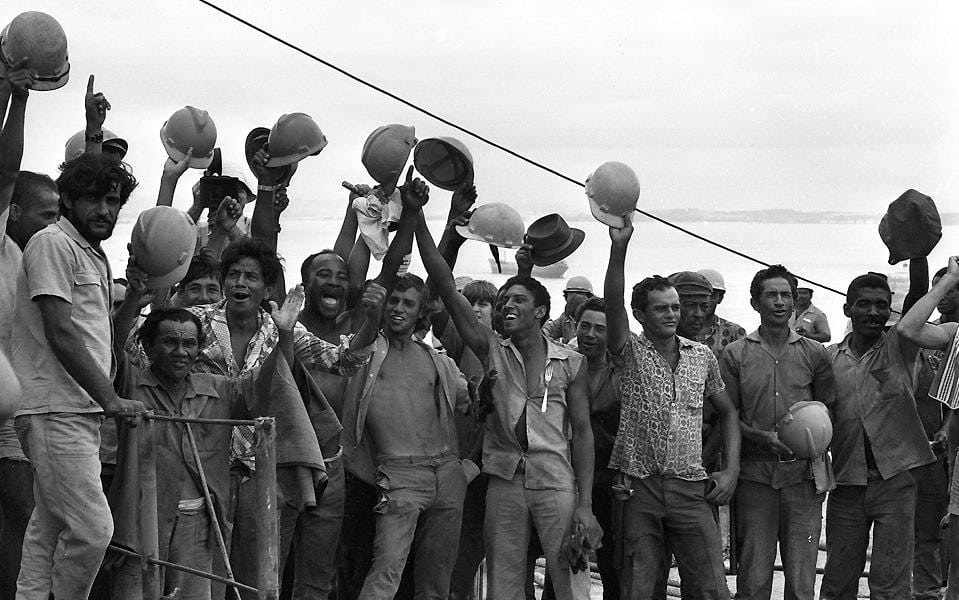 Operários comemoram a colocação do último vão da ponte, em 1973