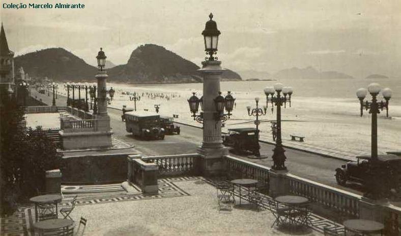 Avenida Atlântica, em frente ao Copacabana Palace na década de 30