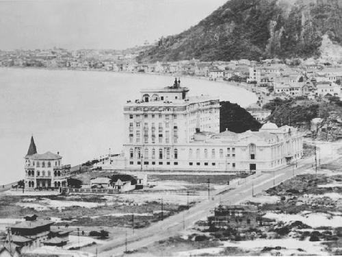Copacabana Palace cercado apenas por pequenas casas e mansões