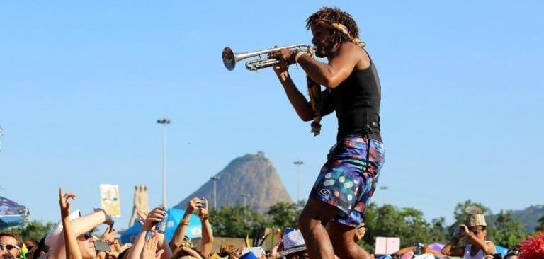 O poder verbal do “não farei” do carnaval de rua do Brasil: Bakhtin nas ondas da Primavera de Praga