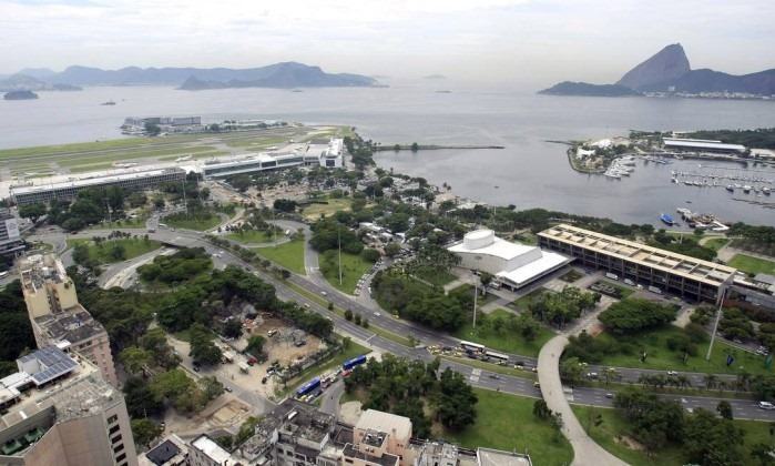 Vista do terraço de Edifício Santos Dumont com destaque para Pão de Açúcar e aeroporto - Luiz Ackermann Agência O Globo