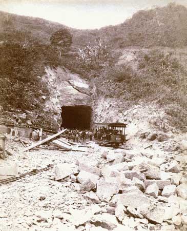 Túnel Velho, c. 1893 1894 vista da extremidade do túnel a partir da atual rua Siqueira Campos Fotografia de Juan Gutierrez, Galeria do Museu Histórico Nacional