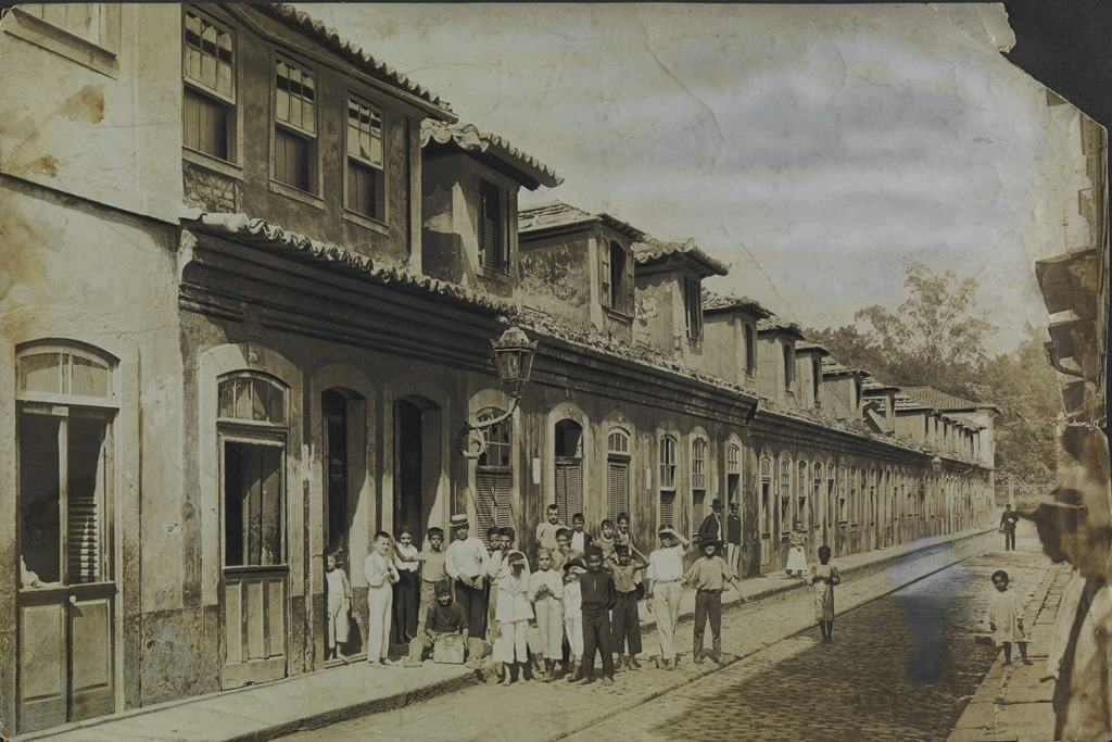 rua-da-alfndega-1903-Albertino-Cavalieiro-BN-Digital