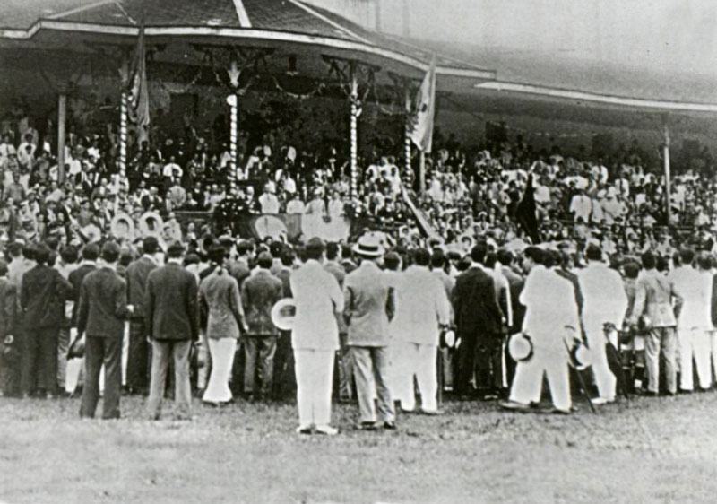Cerimônia de premiação da Copa América de 1922. No estádio das Laranjeiras, a seleção do Brasil recebe a Copa.
