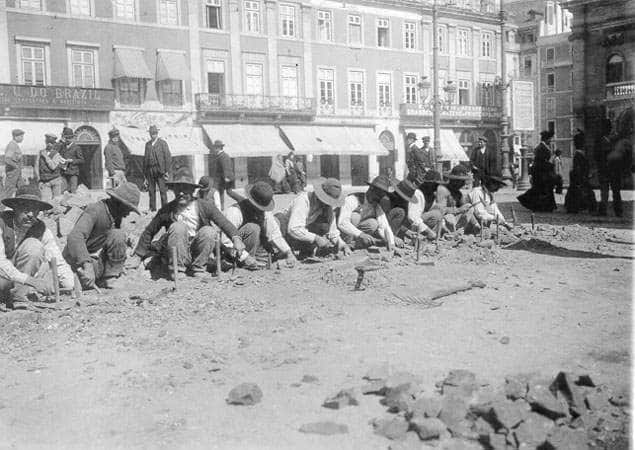 Calceteiros a trabalhar, Lisboa (1907).