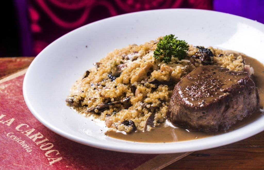 Petit Gateau de Polenta Aos Queijos Com Ragu de Shitake e Shimeji