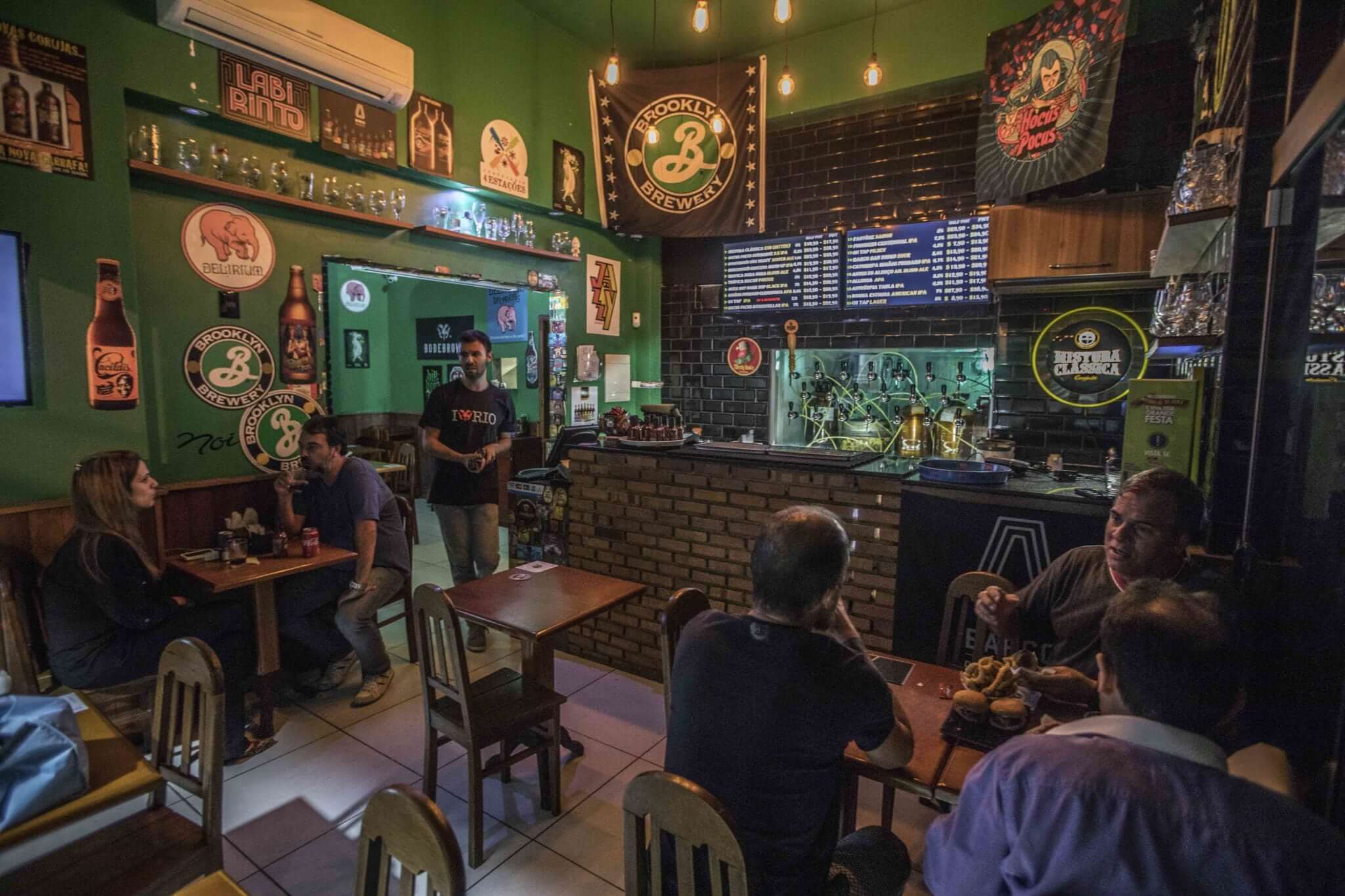 Foto de Assistindo Jogo De Futebol Na Tv No Pub Locais Comidas