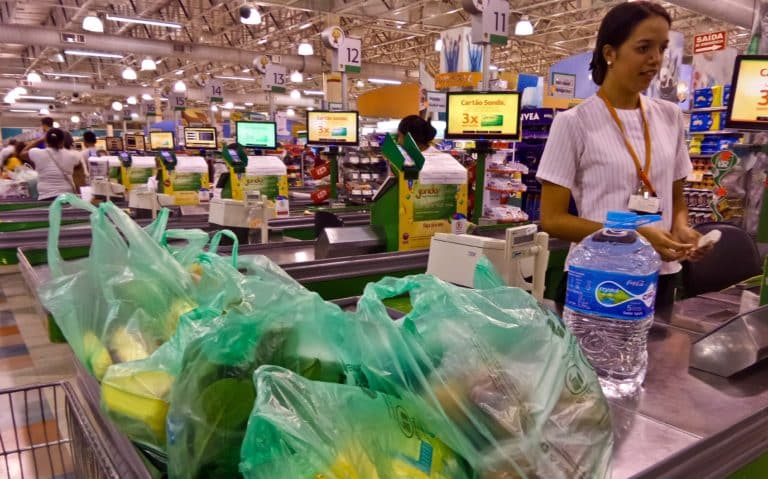 Supermercados do Rio registram queda de até 40% no uso de sacolas plásticas