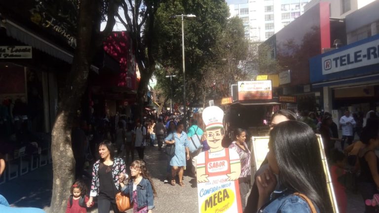 Comércio popular dos calçadões cariocas pavimenta uma nova economia no Rio