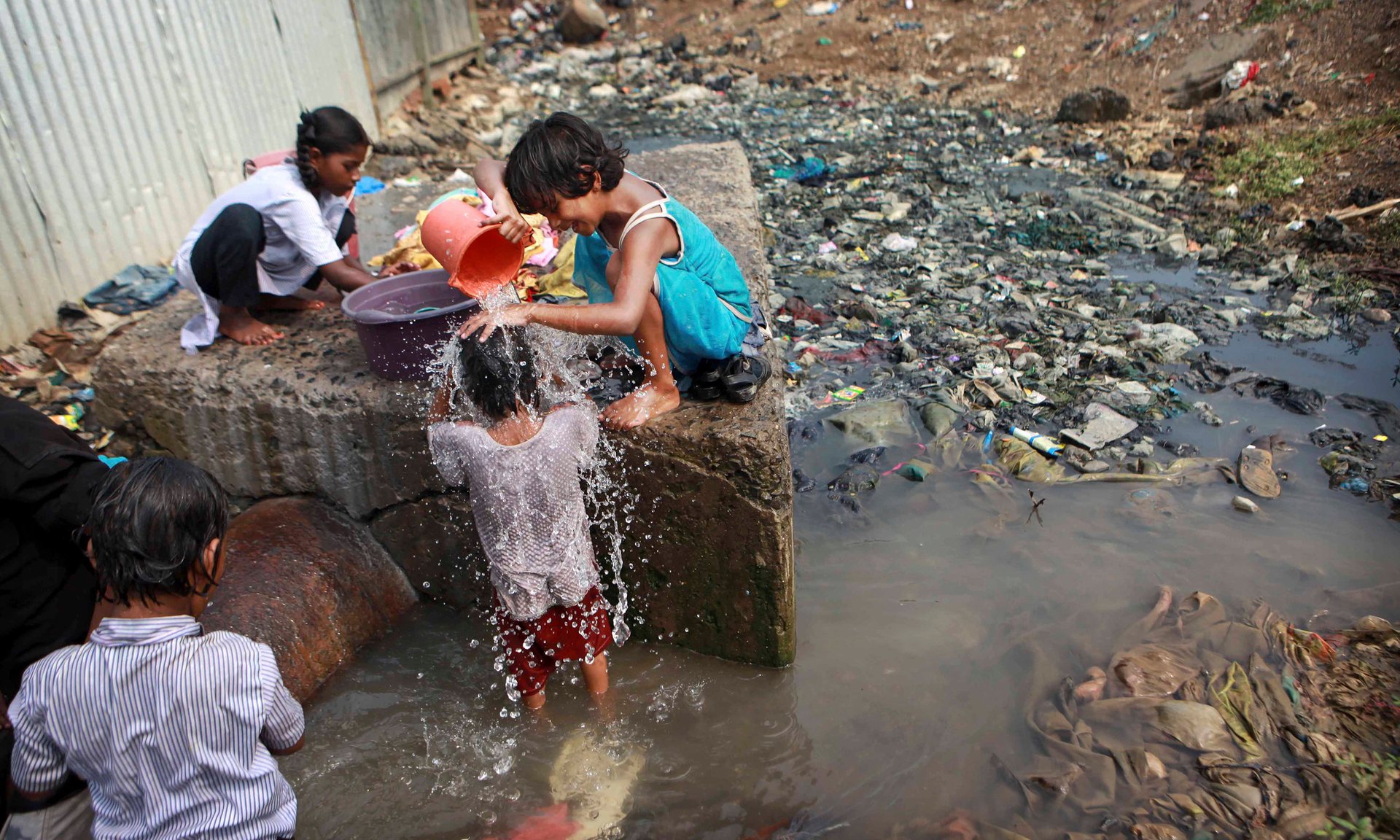 Бедные дети Индии купаются