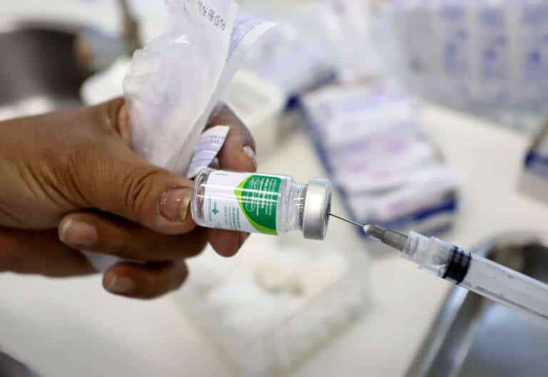 Projeto de lei quer que idosos e pessoas com deficiência sejam vacinados em casa