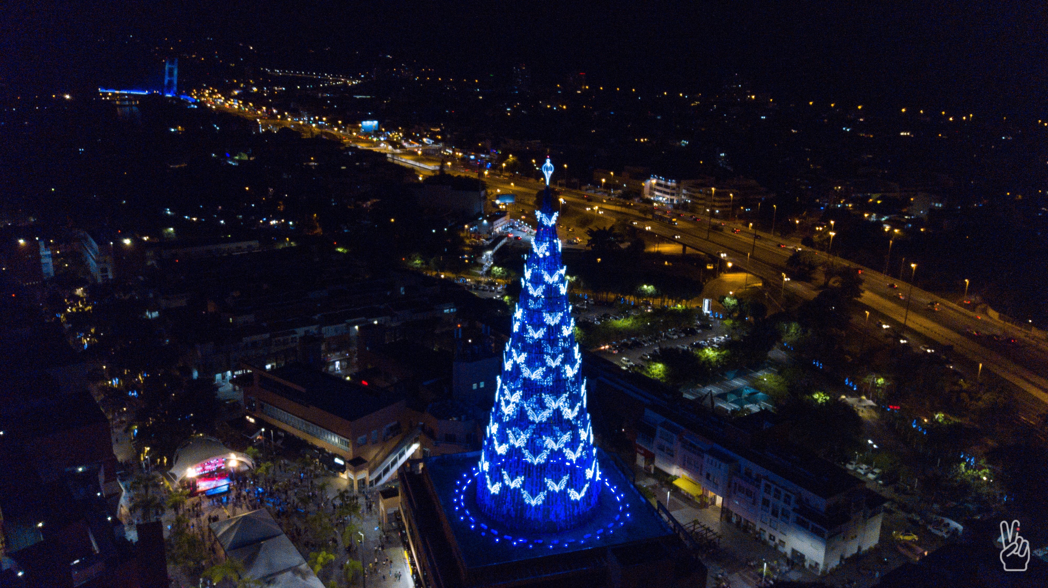Decoração de Natal do Downtown tem árvore de Natal 50 metros - Diário do  Rio de Janeiro