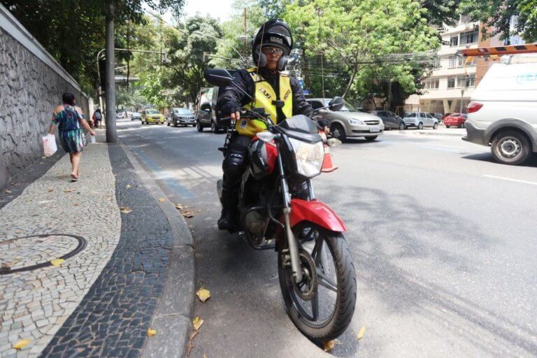 Crivella assina regulamentação que torna mototaxista profissão oficial no Rio