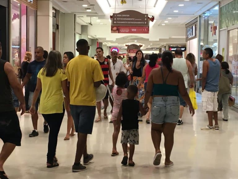 Mais da metade dos cariocas pretendem comprar ou já compraram o presente de Dia das Mães, diz Instituto Rio21