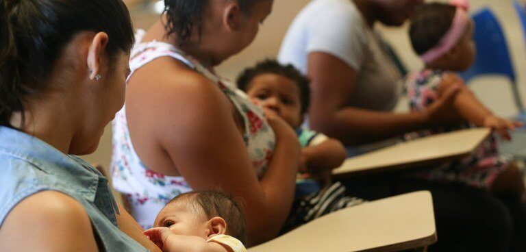 Lei permite que mães amamentem os filhos em provas de concurso no Rio