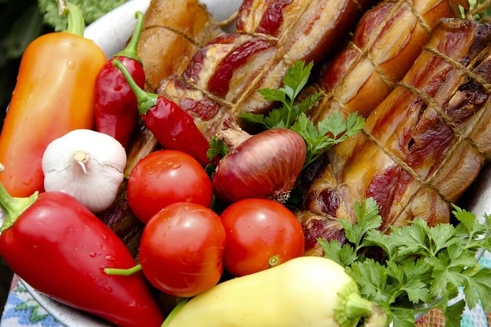 Мясо со овощами. Еда мясо и овощи. Мясо из овощей. Мясо с овощами фото. Полоса из овощей и мяса.