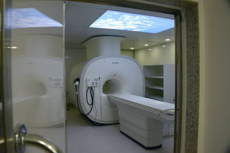 Primeiro aparelho de ressonância magnética da rede municipal de saúde é inaugurado no Rio