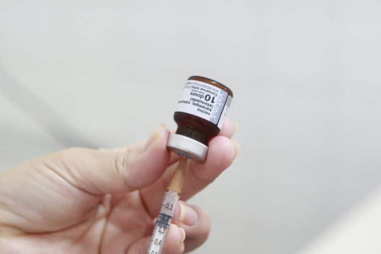 Estação Carioca do metrô e unidades da Drogaria Venâncio recebem vacinação contra o sarampo