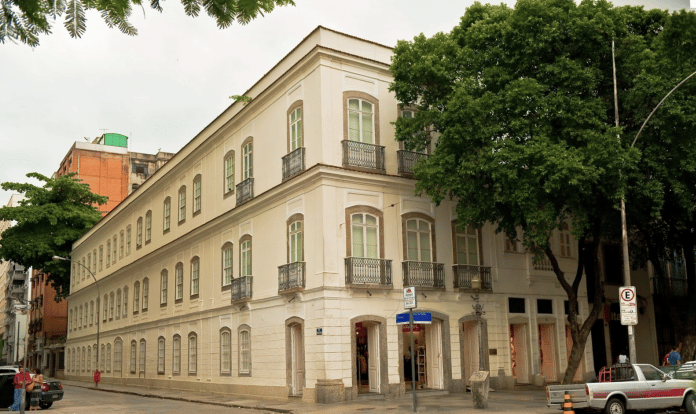 A Leader Catete fica num prédio histórico sensacional, que sediou a antiga loja de móveis Renascença, ícone do Rio Antigo.