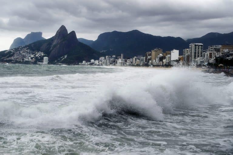 Com alerta de ressaca no litoral do Rio, ondas podem chegar a 3,5 metros