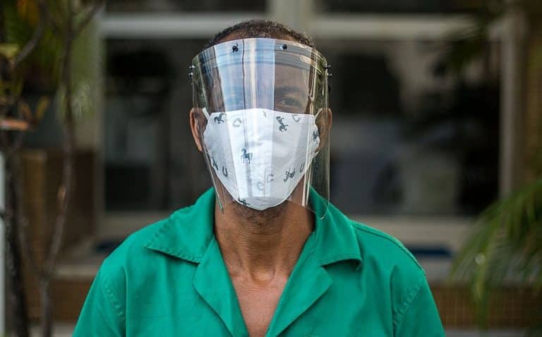 Alunos da Uerj e UFRJ se unem para produzir protetores faciais para profissionais de saúde