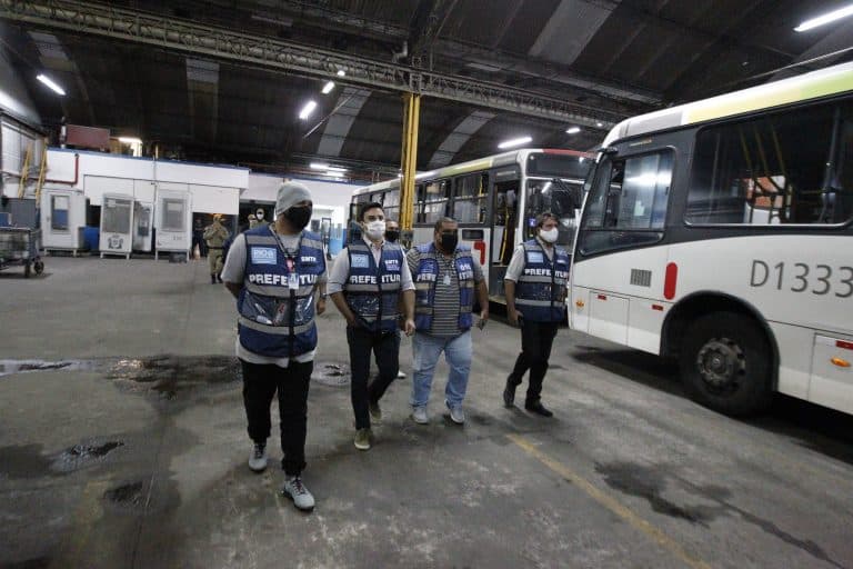 Prefeitura faz operação em garagens de ônibus e 33 linhas voltam a circular