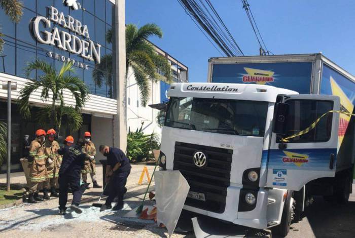Caminhão atinge ponto de ônibus na Barra da Tijuca