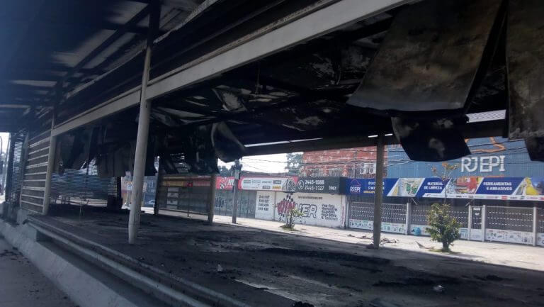 Estação Arroio Pavuna, do BRT Rio, é destruída por incêndio criminoso