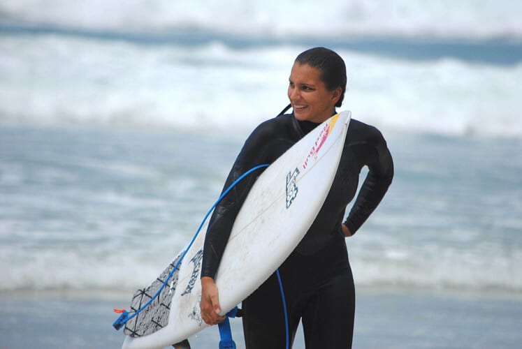 Carioca Maya Gabeira surfa onda de 22,4 metros e quebra próprio recorde mundial