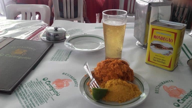 O Caranguejo: Gastronomia caprichada ao som do trânsito de Copacabana