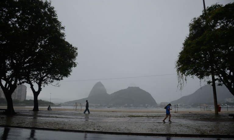 Rio tem chuva após quase um mês e semana começa com tempo fechado