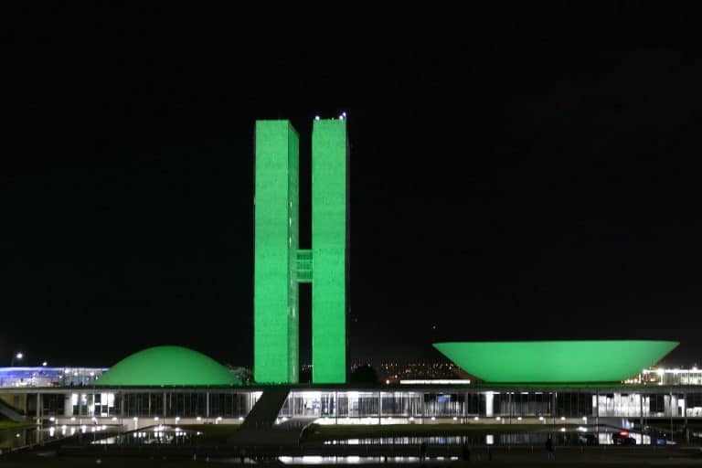 Projetos de lei para liberar apostas no Brasil avançam no Congresso