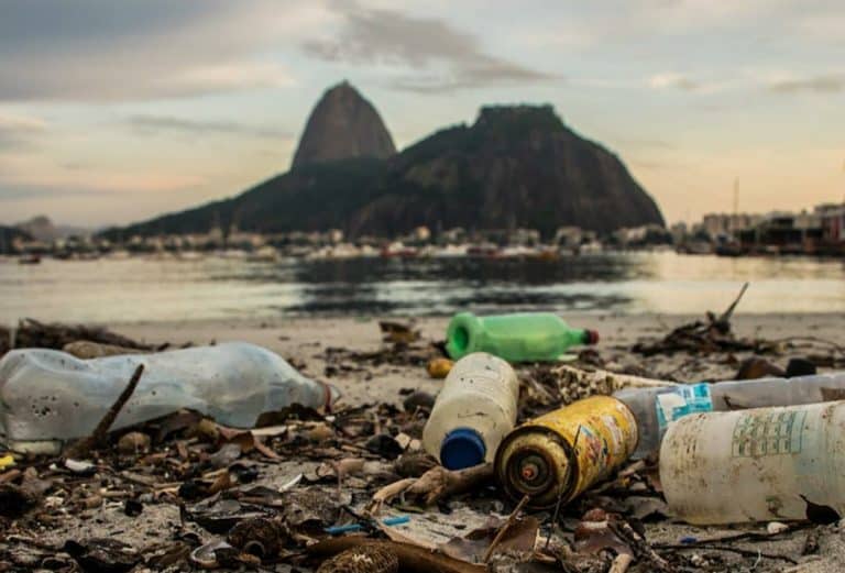 Lugar de lixo é no lixo, respeitem o Rio!