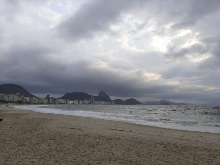 Domingo será todo de tempo nublado e chuvoso no Rio