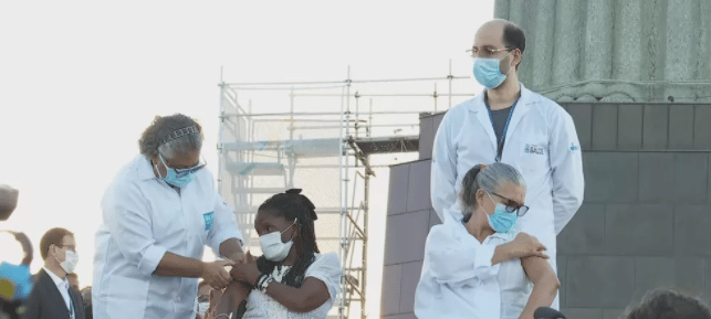 Primeiras moradoras do RJ recebem dose da vacina contra a Covid-19