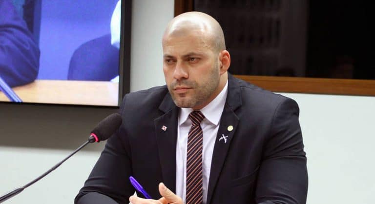 Moraes autoriza soltura de Daniel Silveira, mas proíbe deputado de acessar redes sociais