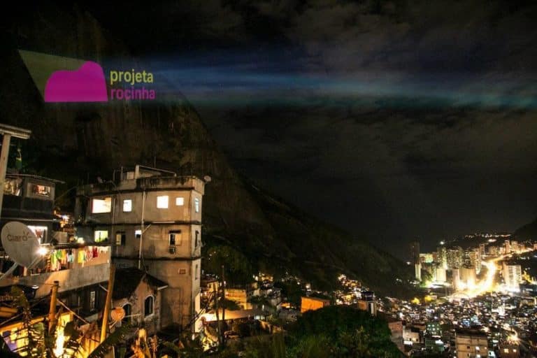 Projeção no Morro Dois Irmãos exibirá filmes e clipes para moradores da Rocinha