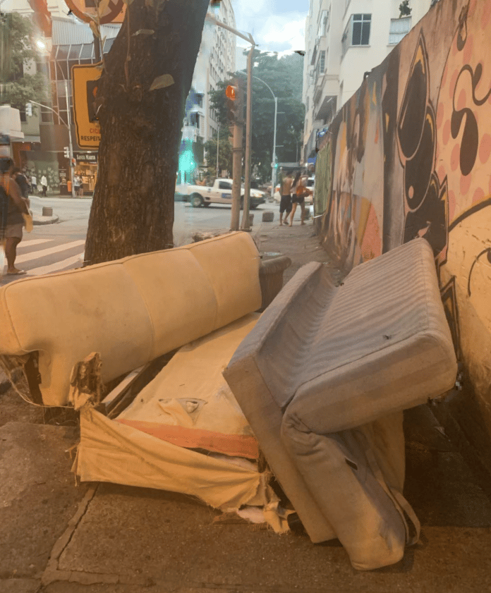 A quantidade de lixo depositada diariamente na Rua Barão de Ipanema, quase esquina de Avenida Copacabana, em frente à Escola Municipal Corcio Barcellos, chega a impedir a passagem pela calçada.