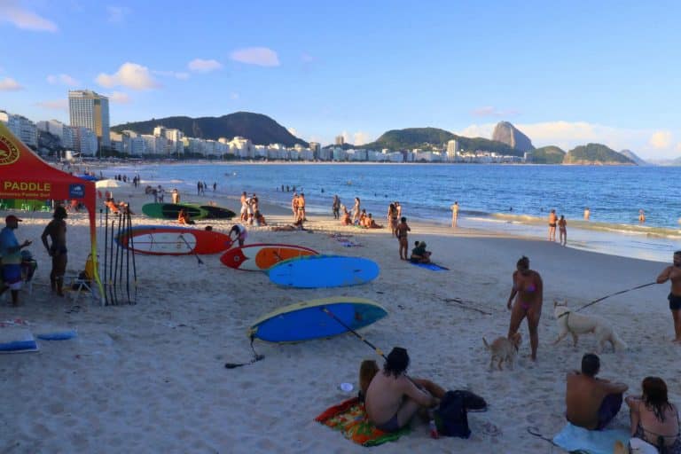 Turista compra 2 queijos de coalho na Praia de Copacabana por R$ 200