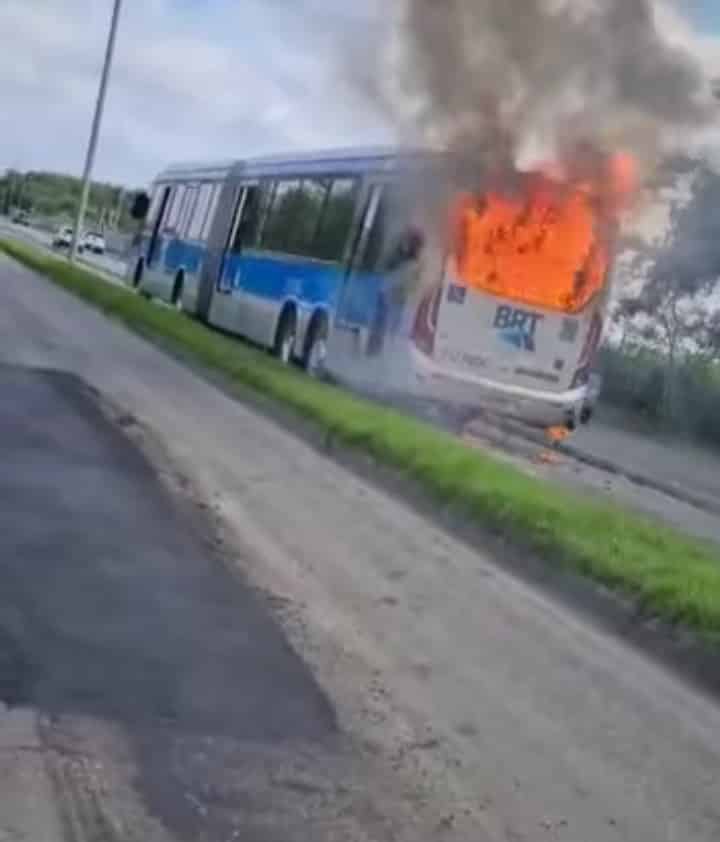 Ônibus do BRT Rio pega fogo e causa bloqueios na Zona Oeste