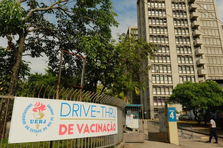Reitoria da Uerj envia ofício à Prefeitura do Rio pedindo a continuidade da vacinação de trabalhadores da educação