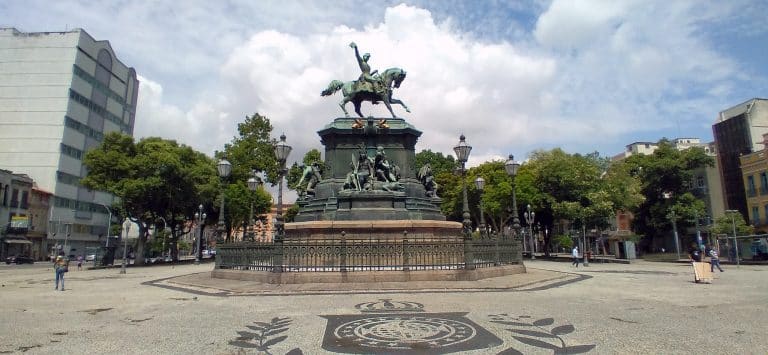 Famosa estátua equestre de Dom Pedro I começa ser revitalizada na Praça Tiradentes